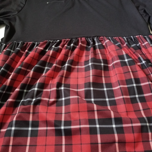 Black and plaid top - Picture 2 of 3